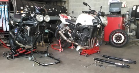 Fork oil seal replacement on Triumph Speed Triple and Yamaha FZ1